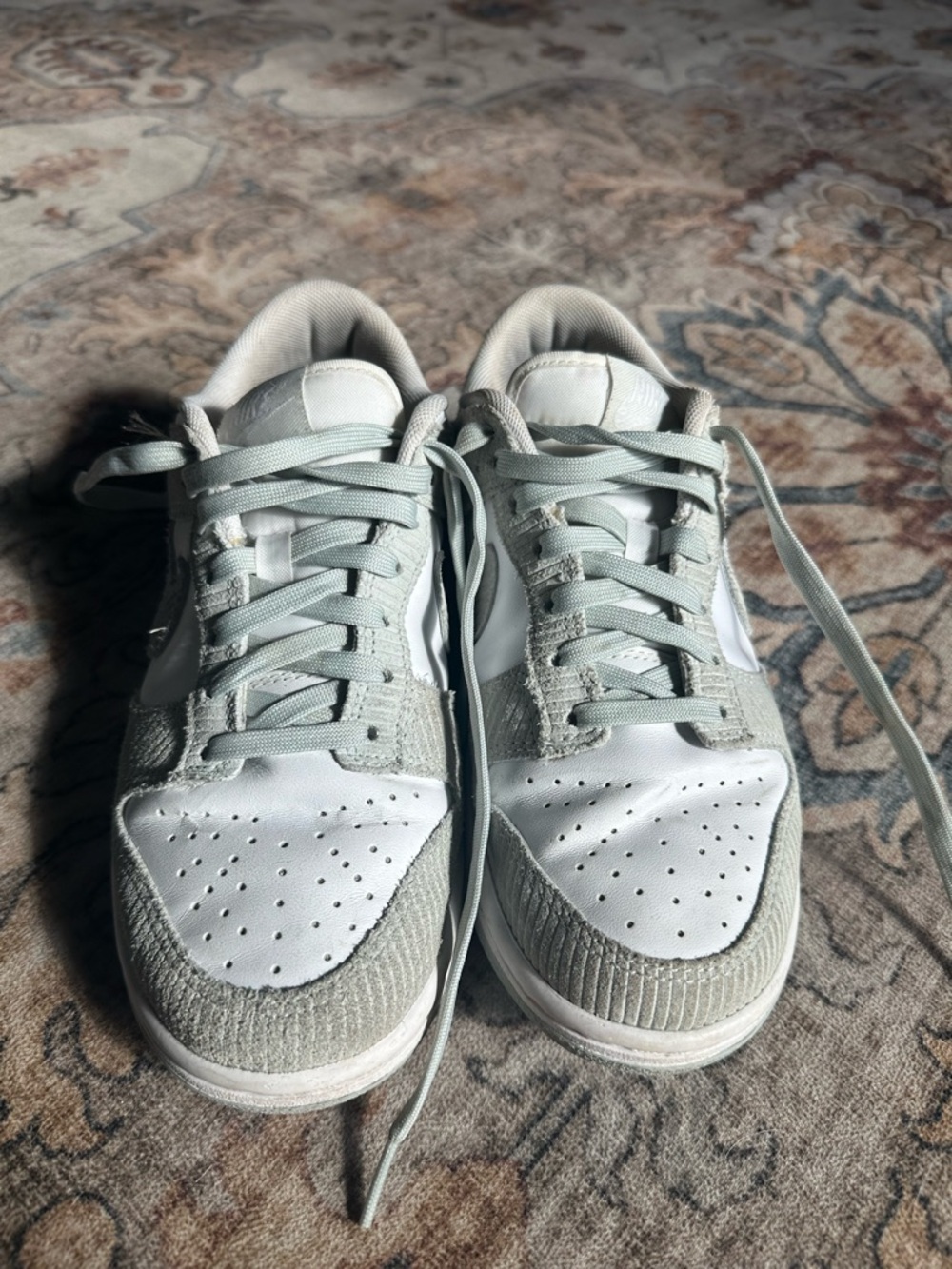 Nike Low-Top Sneakers in Light Grey and White - Picture 2 of 5